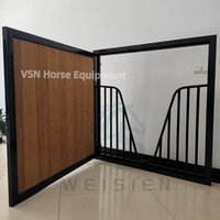 Solution de fenêtre de box pour chevaux moderne haut de gamme, structure en acier résistante aux intempéries, conception à ouverture coulissante pour une utilisation durable en écurie