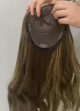 Nouvel arrivage de <span class=keywords><strong>cheveux</strong></span> humains blond cendré Balayage couleur non traités <span class=keywords><strong>cheveux</strong></span> européens à cuticule alignée base de soie topper pour les femmes - Product Image 4