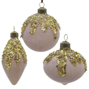 क्रिसमस की सजावट और उपहार के लिए गोल्ड सेक्विन के साथ 3 गुलाबी फ्लॉकिंग ग्लास बॉल आभूषण क्रिसमस ग्लास बाउबल बॉल का सेट