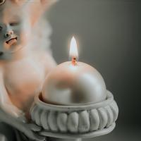 Ästhetische Metallisch-Weiße Kugelkerzen Handgefertigte Perlglanz-Duftkerzen Einzigartig Geformte Sojawachskerzen für Luxuriöse Partyfavors