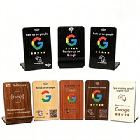 Support d'affichage en bois personnalisé avec finition noire, lettrage doré, code QR, puce NFC, carte-cadeau Google et fonction de clic pour les avis
