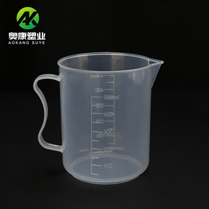 Venta al por mayor de fábrica: Tazas medidoras de plástico de 500 ml con graduaciones, tazas medidoras de laboratorio de PP engrosado con asas. - Product Image 1