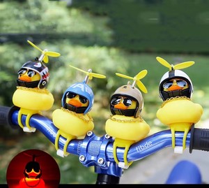 Juguete de Baño de Goma, Lindo Pato Amarillo con Casco Creativo en Varios Estilos para Decoración de Autos - Product Image 2