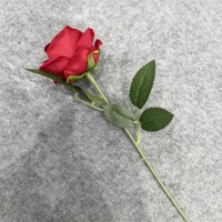 Meistverkaufte Künstliche Blume Einzelner Stiel Seidenrose Rote Rose für Hochzeitsdekoration Weihnachten Festliche Dekoration