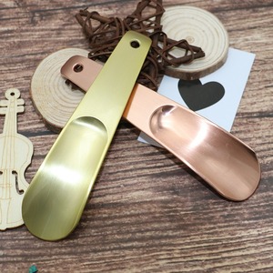 Großhandel Tragbarer Lasergravierter LOGO Zinklegierung Metall-Schuhlöffel 14,5 cm Mehrfarbiger Schuh-Anziehhilfe - Product Image 3