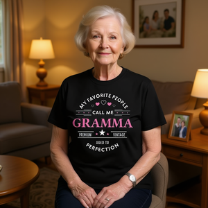 Camiseta con la frase "Mis personas favoritas me llaman abuela", estilo vintage premium envejecido hasta la perfección - Product Image 3
