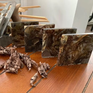 Ensemble de dessous-de-verre en résine décorative, conçu pour la protection de la table et son attrait esthétique, ce qui le rend parfait pour le salon - Product Image 1