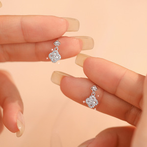 Pendientes colgantes de plata de ley S925 con circonita cúbica en forma de trébol de cuatro hojas, brillantes y lujosos, para bodas y fiestas, joyería fina para mujer. - Product Image 3