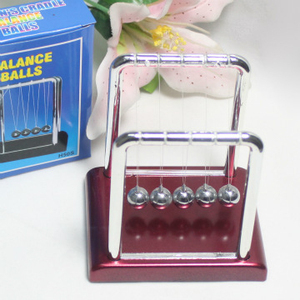 ZD361 卸売 家庭用オフィス用 楽しい振り子ボールおもちゃ 木製ベース 楽しい科学学習デスクおもちゃ ニュートンのゆりかご バランスボール - Product Image 6