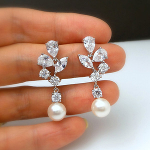 Eleganti Orecchini Pendenti a Forma di Foglia con Perle per Donne, Orecchini Lunghi Medi per Uso Quotidiano e Feste, Gioielli alla Moda - Product Image 1