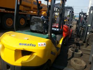 Chariot élévateur Komatsu FD30 d'occasion de grande qualité, bien entretenu, à prix réduit en promotion, chariot élévateur Komatsu diesel d'occasion avec déplacement latéral - Product Image 3