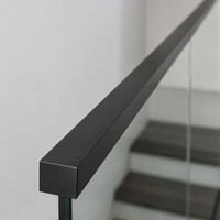 Escalier flottant moderne avec marches en chêne massif, garde-corps en verre, main courante noire, design personnalisé pour villa de luxe, penthouse, hall d'hôtel