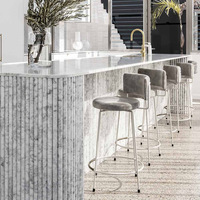 Carreaux de marbre gris courbés cannelés, panneaux de porte à bordure crayon, mosaïque murale en pierre de travertin cannelée personnalisée pour douche