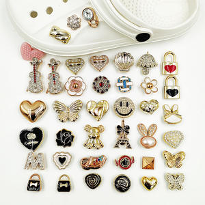 Vente en gros de breloques écologiques pour chaussures Bling en stock boucles en <span class=keywords><strong>plastique</strong></span> pour enfants adultes cadeau de fête breloques pour chaussures décorations pour chaussures - Product Image 1