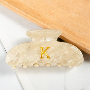 Pinza de Pelo de Plástico Acrílico Resistente con Letra Dorada Grabada, Diseño de Garra Estilo Vintage para Niñas, Ideal para Fiestas y Regalos - Product Image 5