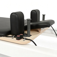 Máquina de Pilates Reformer Comercial Portátil Ajustable de Aluminio Blanca con Detalles de Madera Ecológica y Duradera para Estudio y Salud
