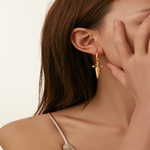 Joyería Minimalista, Pendientes de Aro con Corazón Retorcido y Perla, Chapados en Oro de 18k, Pendientes de Espada para Mujer - Product Image 5