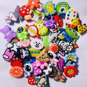 Vente chaude Mignon Personnage De Dessin Animé PVC En Caoutchouc Souple Chaussure Charmes Action Figure Bébé Accessoires En Gros <span class=keywords><strong>Pas</strong></span> <span class=keywords><strong>Cher</strong></span> Croc Chaussures En Plastique - Product Image 5