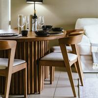 Chaise de restaurant moderne de haute qualité en bois massif avec coussin en cuir PU pour café, restaurant de restauration rapide, hôtel - Durable