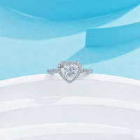 Anello di fidanzamento di lusso con diamante a cuore a 3 griffe e gambo dritto in platino Pt950, con diamante fantasia coltivato in laboratorio