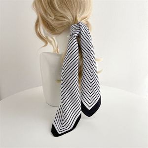 Petit foulard carré en satin soyeux coloré à la mode bon marché en gros pour femmes - Product Image 6