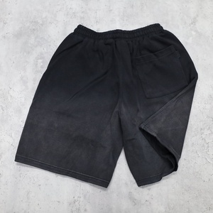 Pantalones cortos de punto casuales para hombre con logotipo personalizado, color negro sólido, lavado ácido, efecto desgastado por el sol, con cordón y bolsillo con cremallera. - Product Image 2