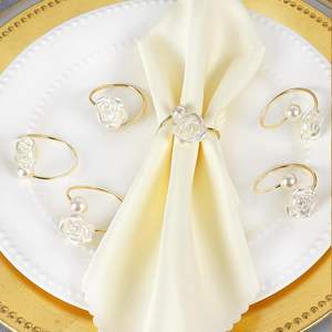 Servilletero de metal chapado en oro de lujo con diseño intrincado ideal para agregar estilo a banquetes de boda y cenas - Product Image 3