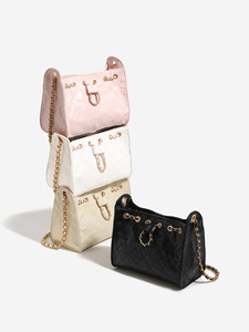 Sac fourre-tout élégant en cuir PU noir avec cordon de serrage et chaîne, matelassé de luxe, fermeture ouverte, pour femme, OEM ODM - Product Image 3