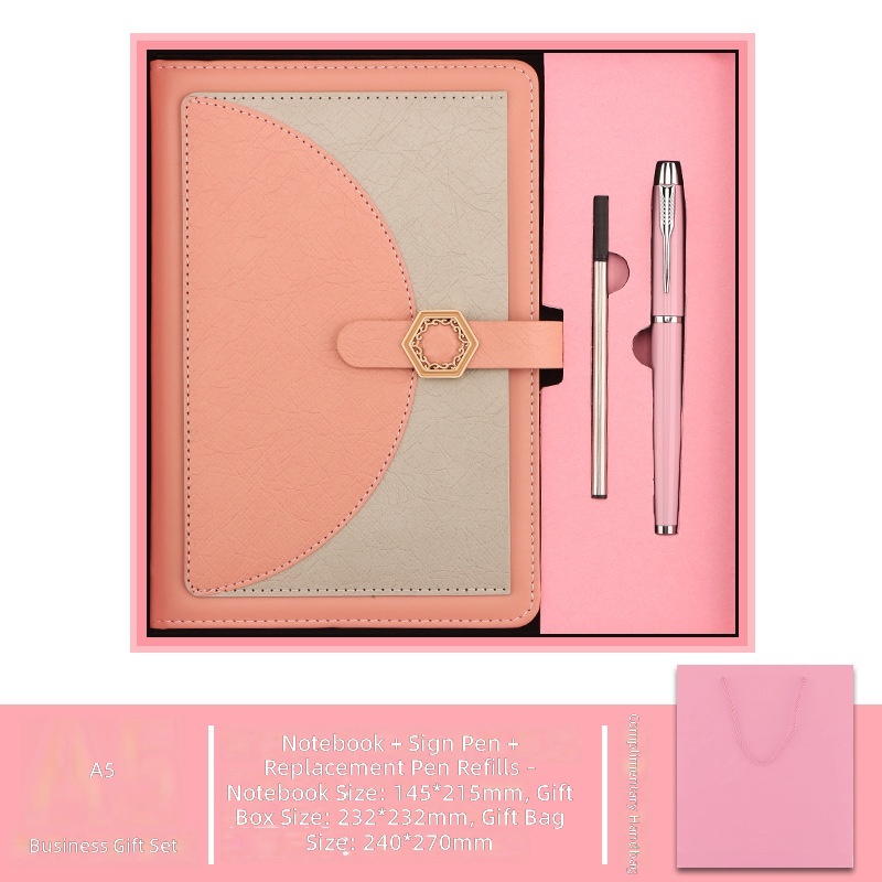 Cuaderno rosa con recambios de bolígrafo.
