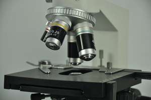 YUJIE YJ-121V光学学生デュアル観察ヘッド生物顕微鏡 - Product Image 3