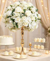 Boules de fleurs artificielles d'hortensias et de roses ; sphères florales pour centre de table ; décorations pour allée de mariage