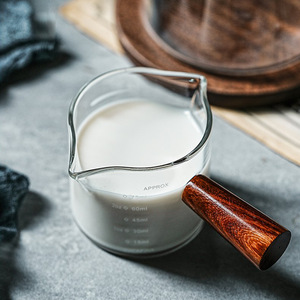Carafe à lait à double bec verseur avec poignée en bois, échelle graduée, distributeur de cuisine en verre transparent pour assaisonnement et trempage - Product Image 1