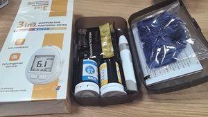 Moniteur de glycémie, appareil de test du diabète avec bandelettes de test de glycémie, bandelettes de test d'acide urique et bandelettes de test de cholestérol - Product Image 2