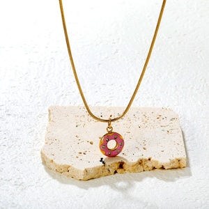 Collar de Acero Inoxidable con Colgante de Donut Esmaltado Chapado en Oro de 18K, Adornado con Circonitas, Diseño de Comida Dulce Rosa, Cadena de Serpiente - Product Image 3