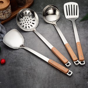 Juego de utensilios de acero inoxidable 304 con mango de madera maciza remachado, espátula doble para freír, cuchara para sopa, colador grande de alta resistencia para hotel - Product Image 2