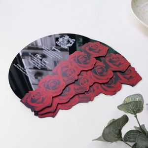 Tarjeta de Menú de Acrílico Negro con Rosa Roja de Lujo con Diseño de Tenedor y Cuchara Carte De Menu - Product Image 5