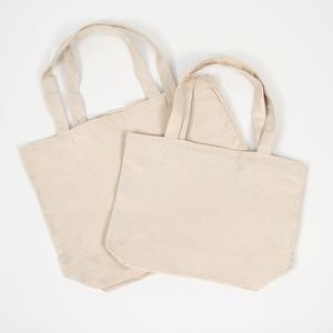 Bolsa Tote de Lona de Algodón Orgánico Ecológica, Económica y Reutilizable para Compras, en Blanco Liso con Logo Personalizado y de Moda - Product Image 4