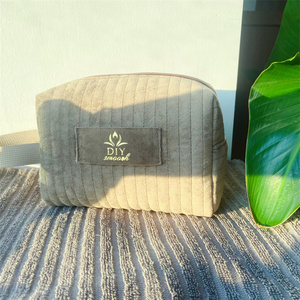 Sacs de voyage cosmétiques en velours de soie avec logo personnalisé trousse de maquillage pour femmes avec poignée trousse de maquillage de toilette de voyage en plein air - Product Image 1