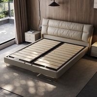 Lit plateforme en cuir capitonné de luxe moderne avec tête de lit rembourrée et froissée, taille King