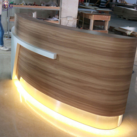 Bureau de réception moderne incurvé en surface solide et en bois avec éclairage LED, toutes tailles, pour hôtel, bureau, hôpital