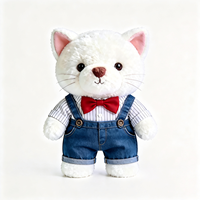 Peluche chat blanc mignon en salopette en jean et nœud papillon rouge, jouet en peluche doux, cadeau idéal pour les enfants, peluche chat gentleman