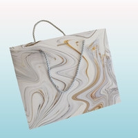 Sac cadeau de luxe exquis à motif de marbre Sac en papier commercial pour vêtements