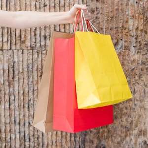 Sac en papier kraft recyclable 150GSM avec poignée en ruban Impression flexo 8 couleurs pour vêtements Chaussures Shopping Livraison de nourriture Emballage - Product Image 1