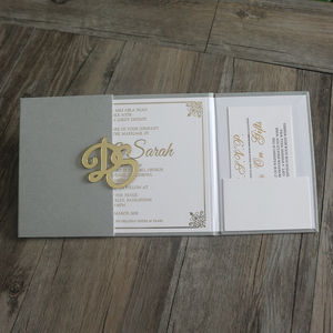 Cartes d'invitation de mariage personnalisées en velours avec monogramme en acrylique - Product Image 4