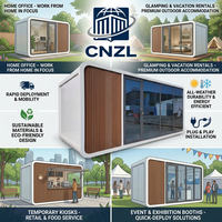 Cabane préfabriquée moderne CNZL blanche et noire avec façade entièrement vitrée, unité modulaire portable pour maison d'hôtes de station balnéaire