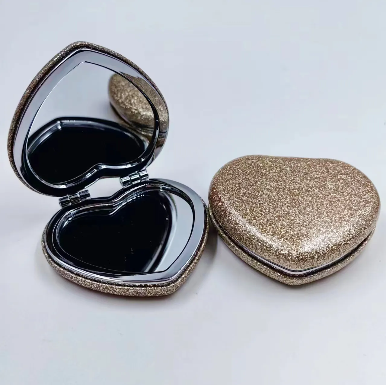 Venta al por mayor encantadora forma de corazón de mano pequeños cosméticos portátiles espejos de bolsillo Mini espejo de maquillaje