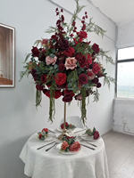Centerpiece Bunga Pernikahan Mewah dengan Mawar Burgundy dan Bunga Merah untuk Dekorasi Meja Perjamuan Hotel yang Elegan