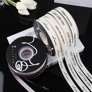 <span class=keywords><strong>Ruban</strong></span> côtelé gaufré doré adapté aux cérémonies de remise des diplômes, ainsi qu'aux conceptions personnalisées et à la décoration de bouquets. - Product Image 1