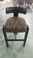 Chaise de bar noire de style nordique moderne avec structure en bois massif, revêtement en tissu, hauteur réglable, usage commercial, montage facile