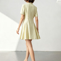 Nouvelle Arrivée Meilleure Vente OEM Personnalisé Robe Courte Plissée Élégante Jaune Clair à Double Boutonnage et Manches Courtes pour Femme